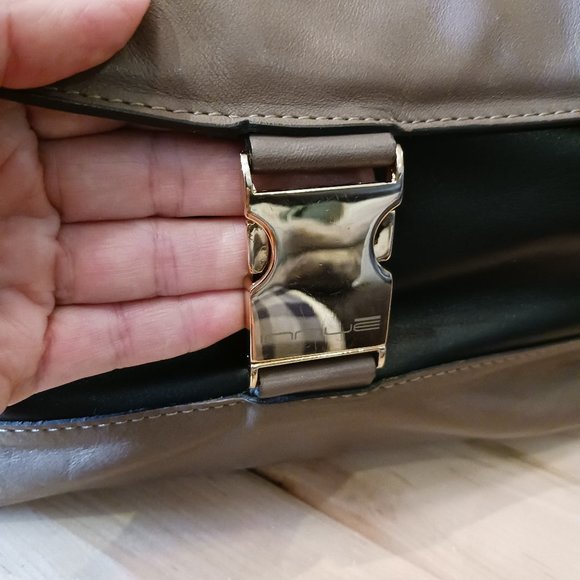 Elegant Two-Tone Leather Handbag - Picture 10 of 15